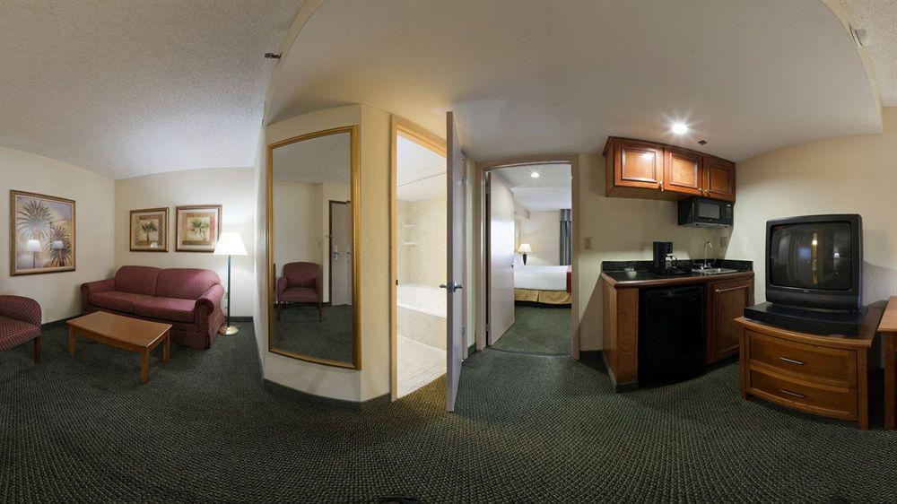 Holiday Inn Express Hotel & Suites Miami - Hialeah By Ihg Bagian luar foto
