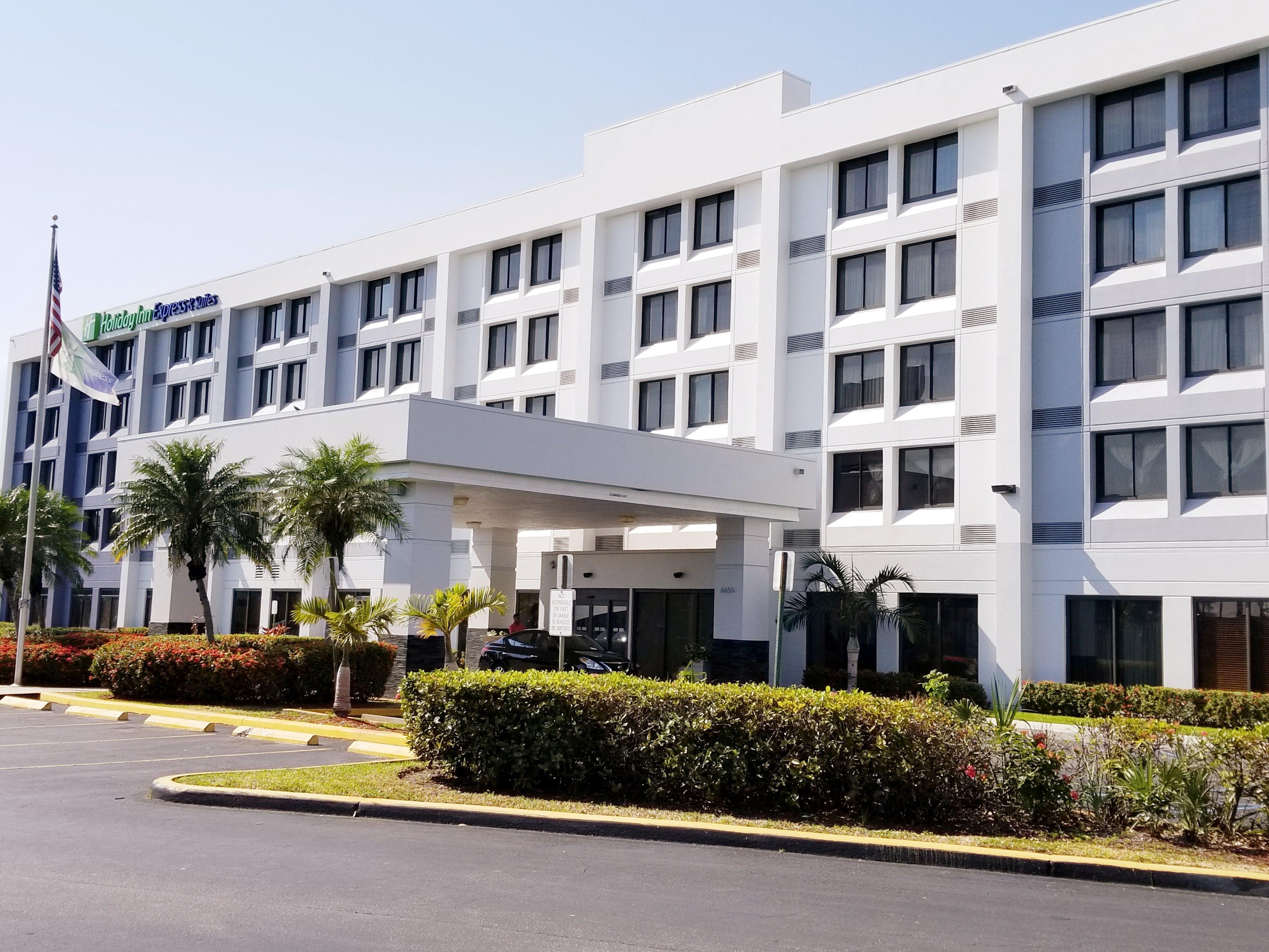 Holiday Inn Express Hotel & Suites Miami - Hialeah By Ihg Bagian luar foto