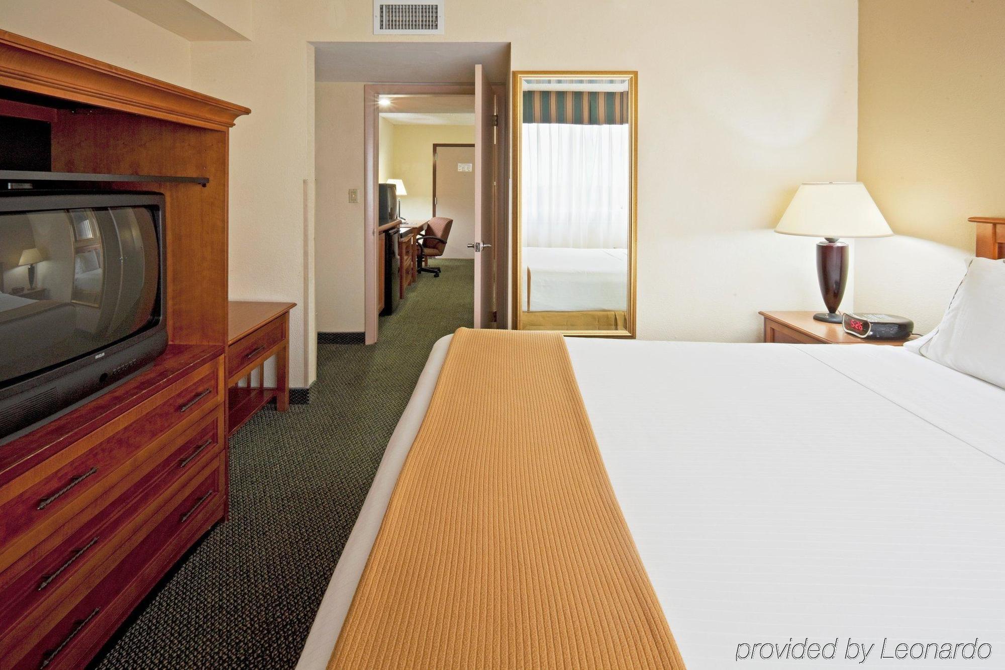 Holiday Inn Express Hotel & Suites Miami - Hialeah By Ihg Bagian luar foto