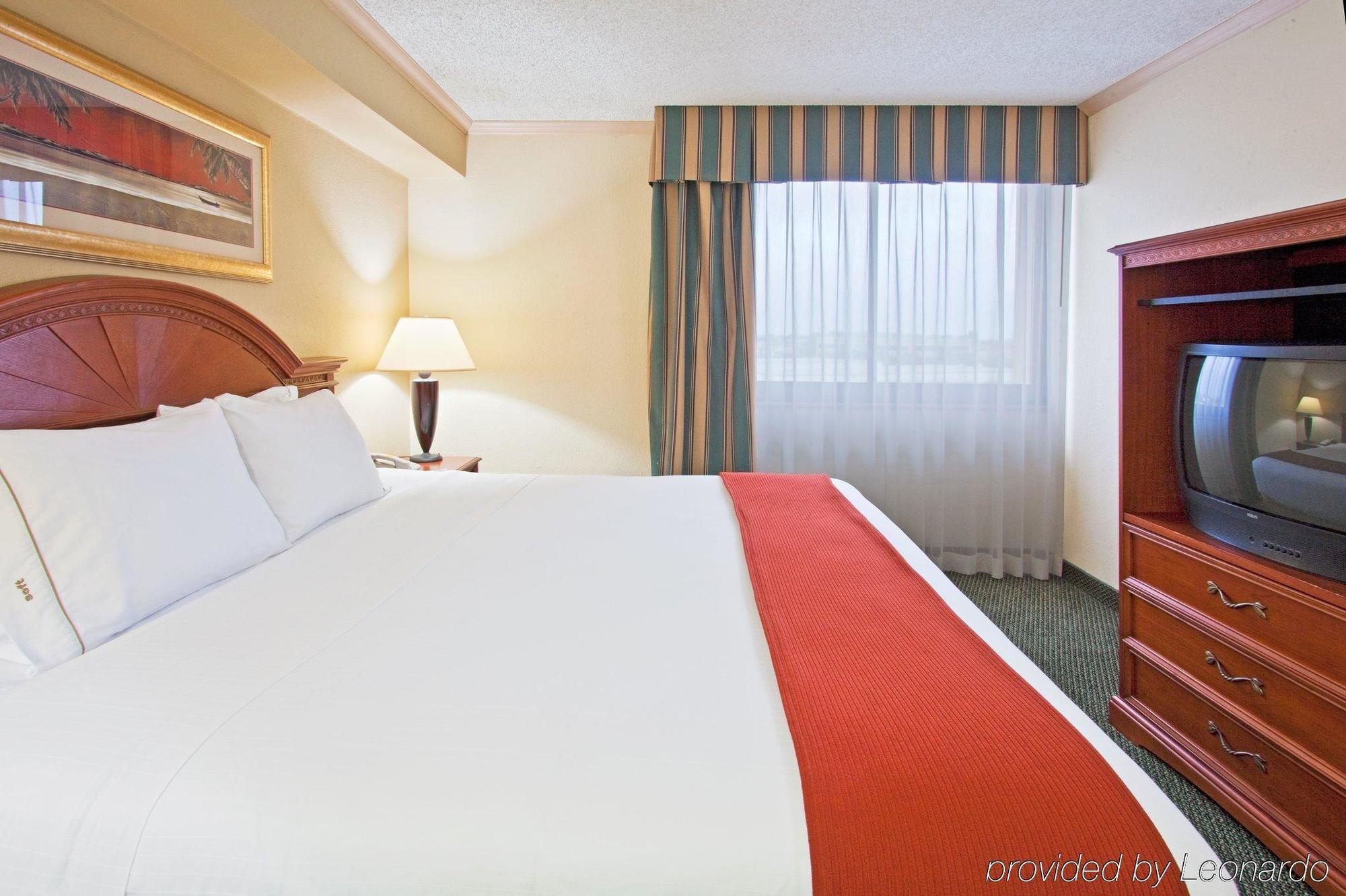 Holiday Inn Express Hotel & Suites Miami - Hialeah By Ihg Bagian luar foto