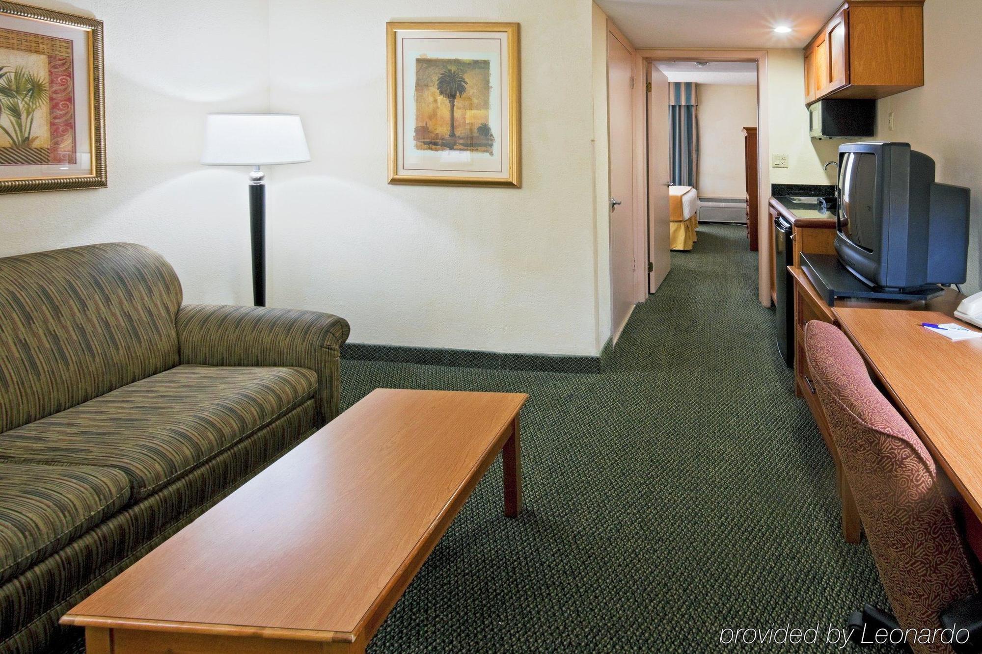 Holiday Inn Express Hotel & Suites Miami - Hialeah By Ihg Bagian luar foto