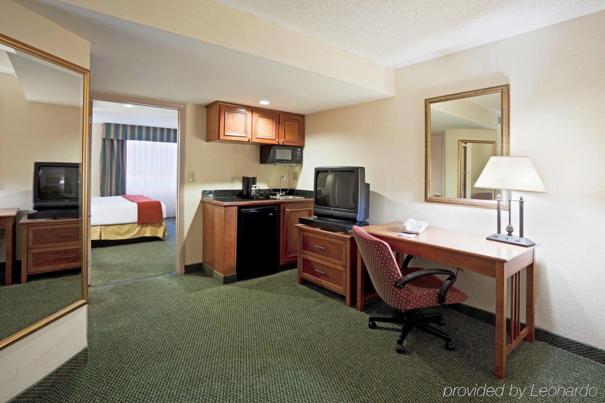 Holiday Inn Express Hotel & Suites Miami - Hialeah By Ihg Bagian luar foto