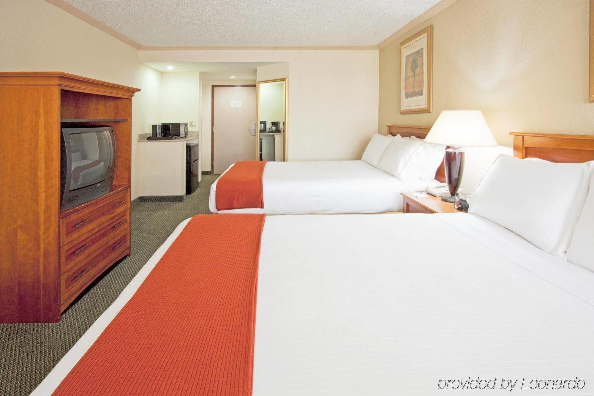 Holiday Inn Express Hotel & Suites Miami - Hialeah By Ihg Bagian luar foto
