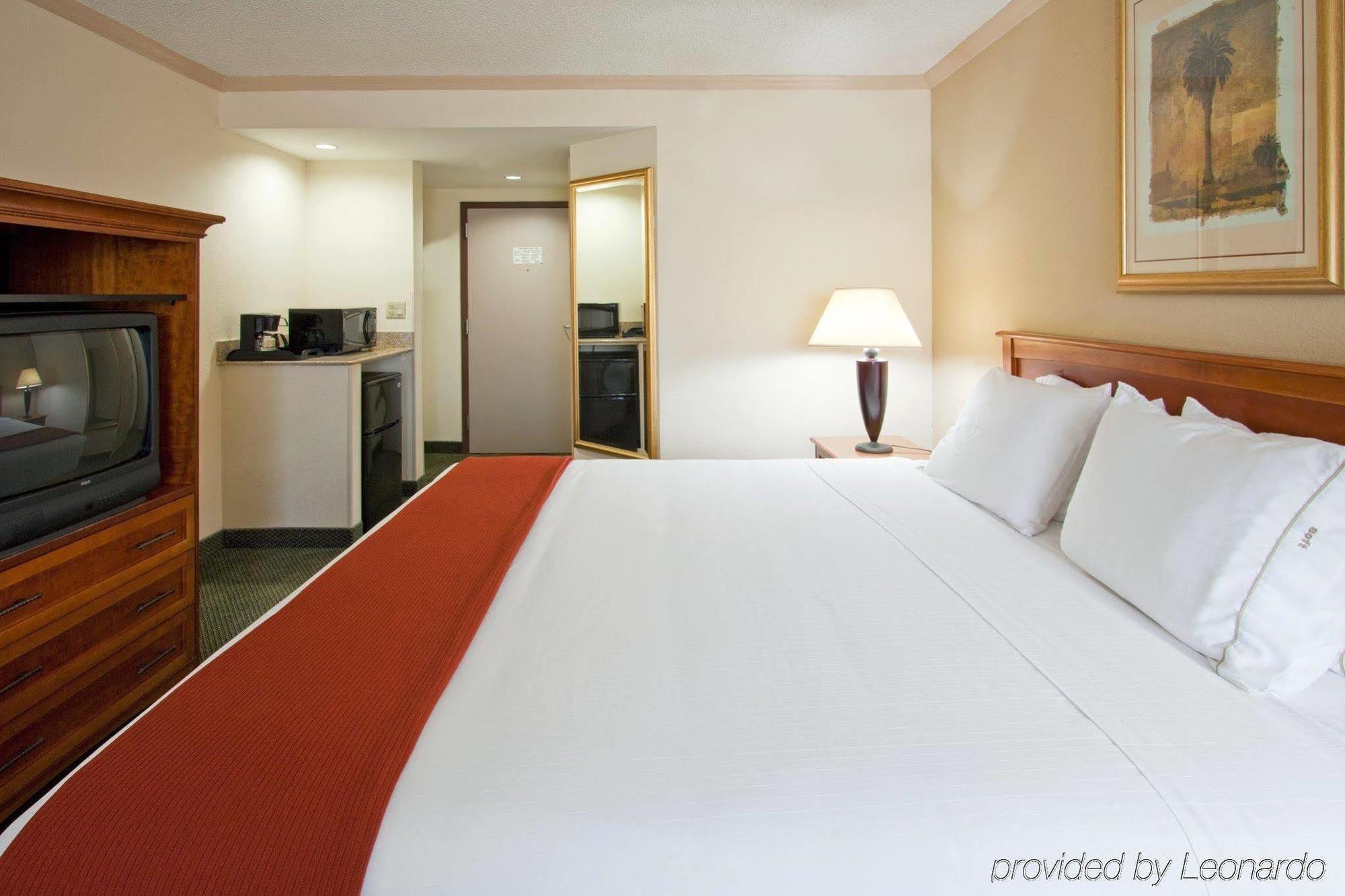 Holiday Inn Express Hotel & Suites Miami - Hialeah By Ihg Bagian luar foto