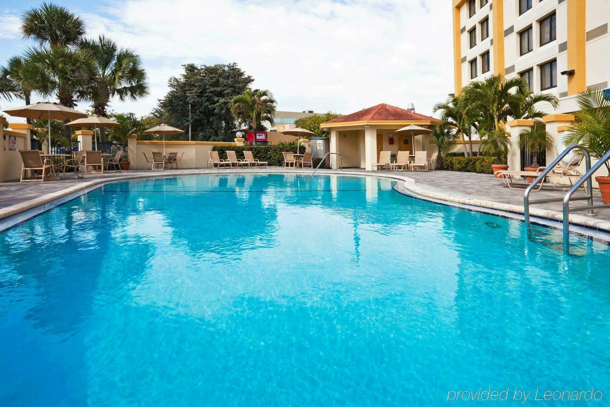 Holiday Inn Express Hotel & Suites Miami - Hialeah By Ihg Bagian luar foto